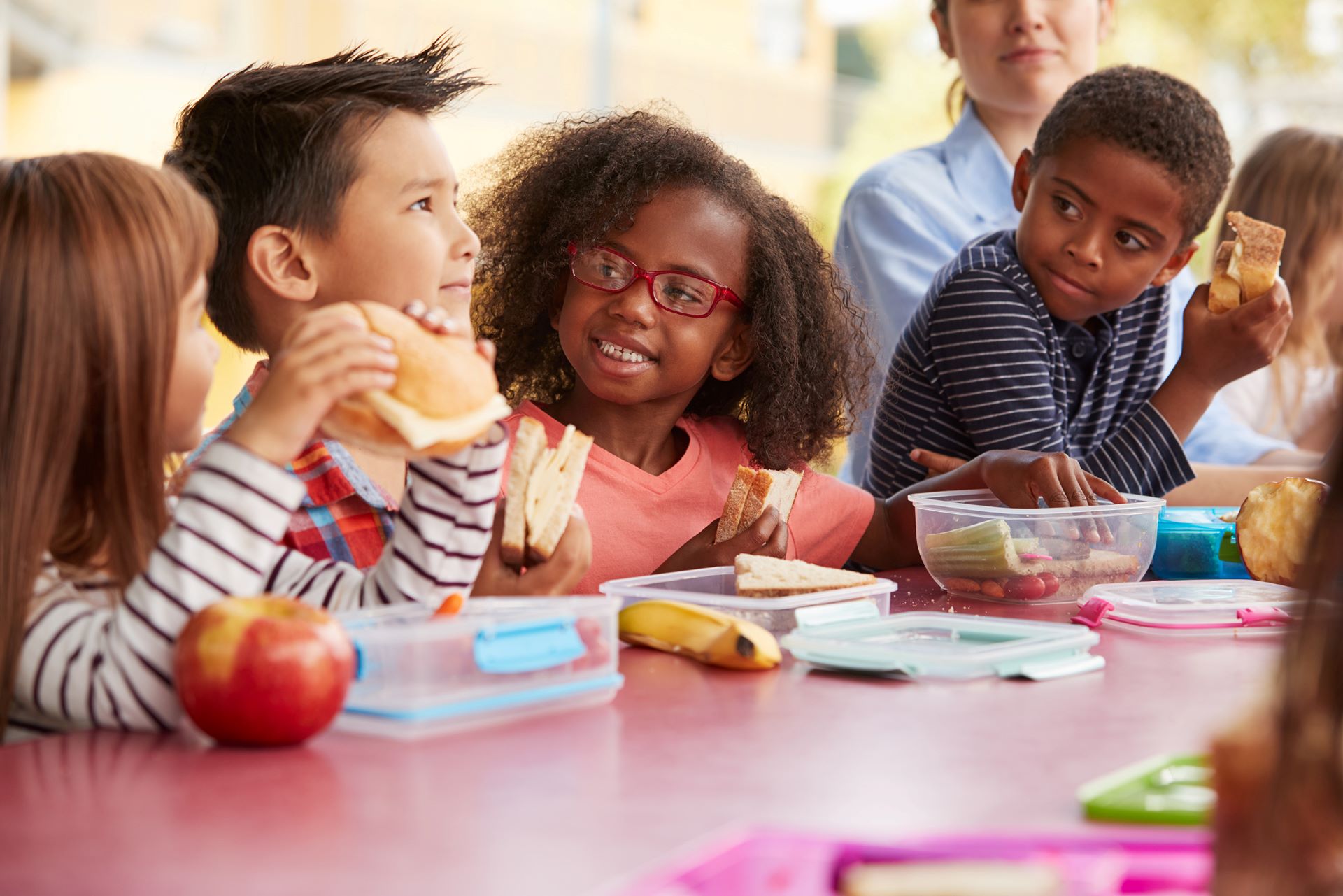 Children eating packed lunch