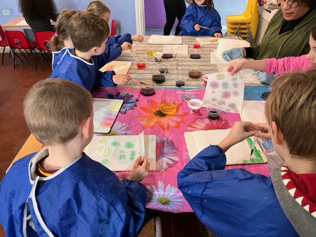 children painting